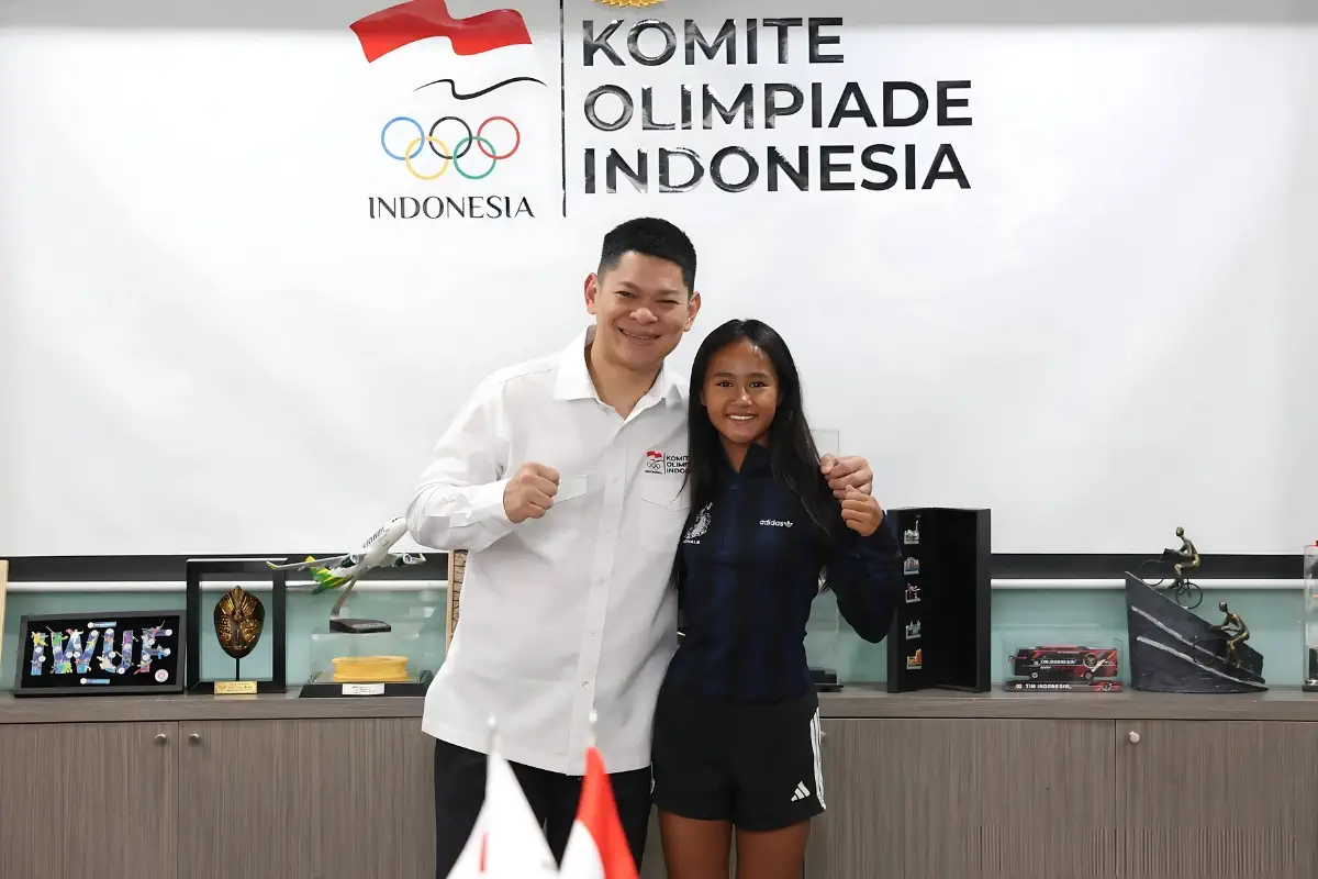 Indonesian Athlete - ZAZI Landman on a picture with the Olympic Commitee of Indonesia.