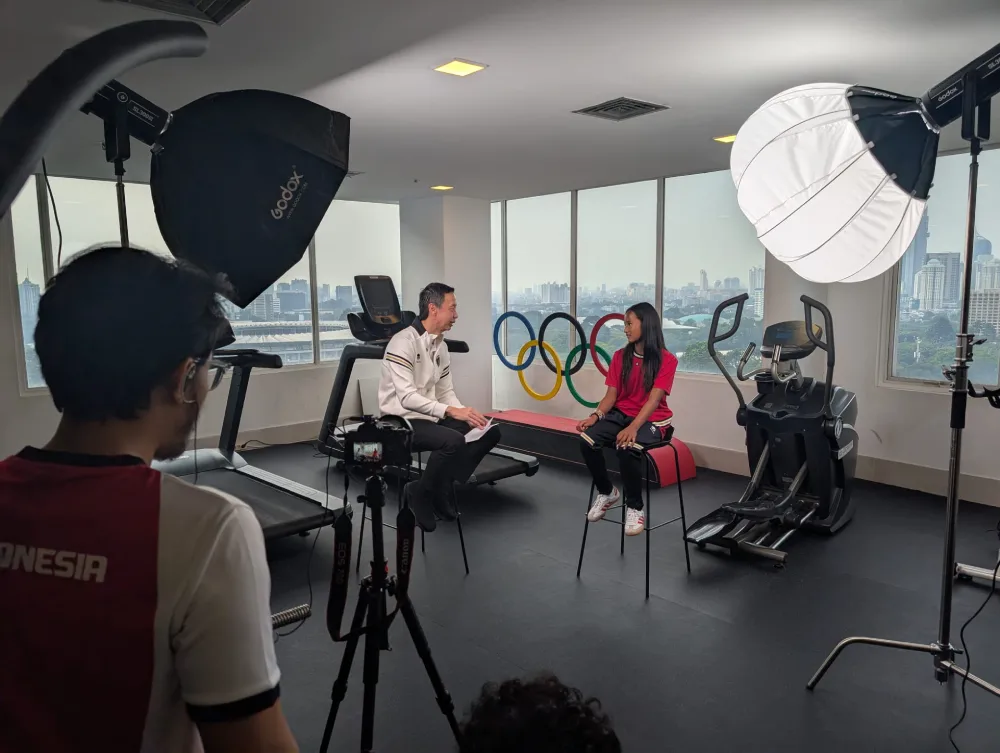 contact with zazi betari landman. Zazi performing a live interview on camera.